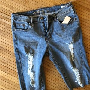 Cut off ripped capris